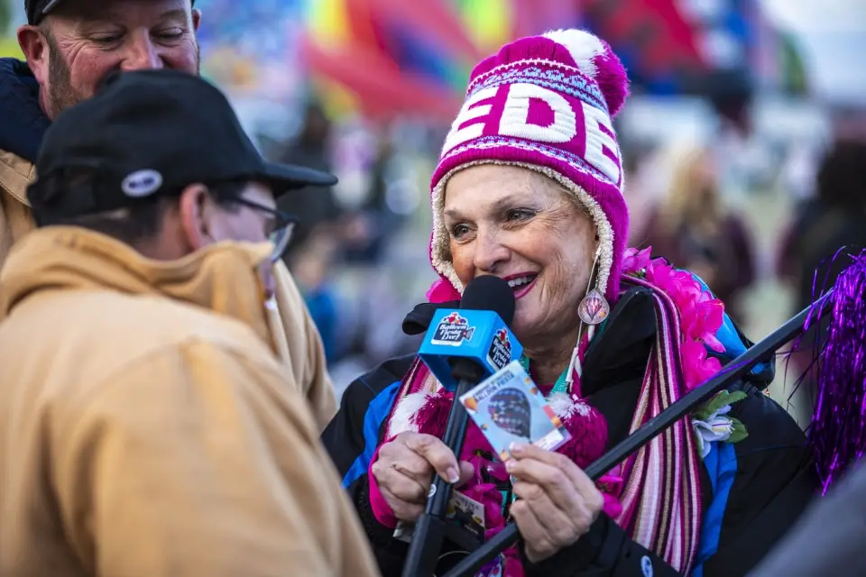 balloon-fiesta-live-interview03 Balloon Fiesta Live crewmember conducting an interview